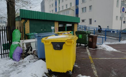 Śmietnik z pojemnikami do segregacji odpadów na jednym z warszawskich osiedli