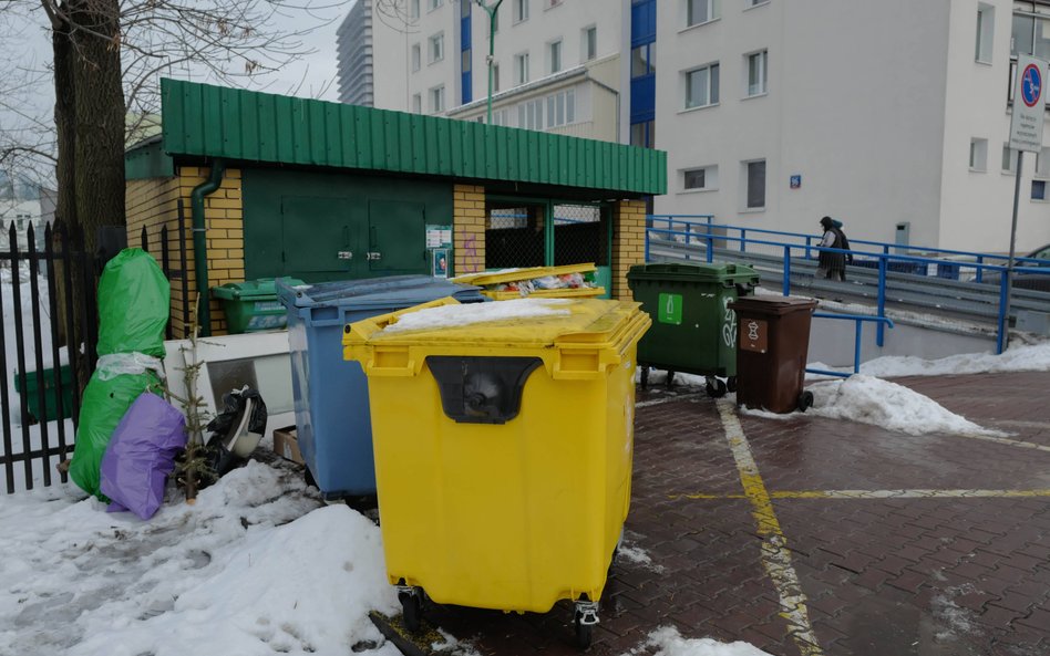 Śmietnik z pojemnikami do segregacji odpadów na jednym z warszawskich osiedli