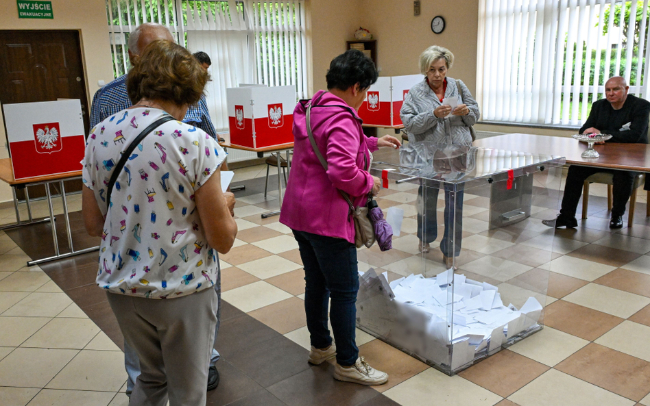 Głosowanie w Rewalu. Rewal należy do miejscowości z największą frekwencją w I turze wyborów