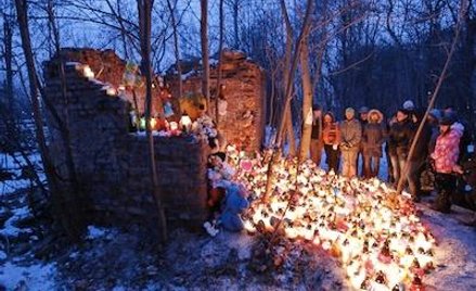 Znicze, maskotki i listy w miejscu ukrycia zwłok półrocznej zaginionej Magdy
