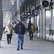 Klienci spacerują wzdłuż pasażu przed centrum handlowym Wroclavia we Wrocławiu