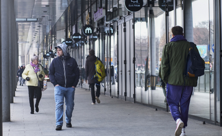 Klienci spacerują wzdłuż pasażu przed centrum handlowym Wroclavia we Wrocławiu