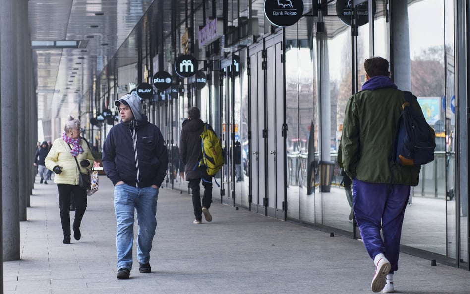 Klienci spacerują wzdłuż pasażu przed centrum handlowym Wroclavia we Wrocławiu