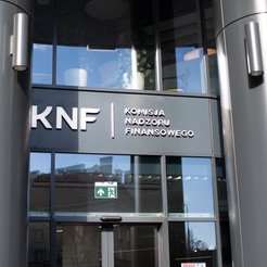 KNF jest krytykowana za propozycje zmian dla podmiotów działających na rynku finansowym
