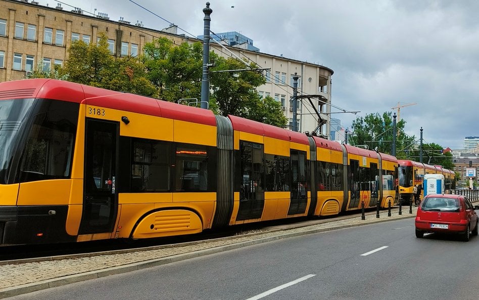 Od początku podroży podpici nastolatkowie zachowywali się agresywnie i wszczęli kłótnie z pasażerami
