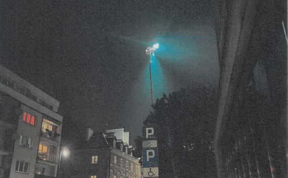 Jasne światła reflektorów wpadają wprost do mieszkań