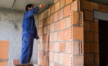 Sześć nowych zawodów, w tym murarz-tynkarz zostanie dopisanych do klasyfikacji zawodów i specjalnośc