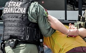 Obywatel Polski nie reagował na polecenia, stawiał opór i kierował w stronę funkcjonariuszy wulgarne