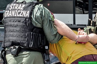 Obywatel Polski nie reagował na polecenia, stawiał opór i kierował w stronę funkcjonariuszy wulgarne