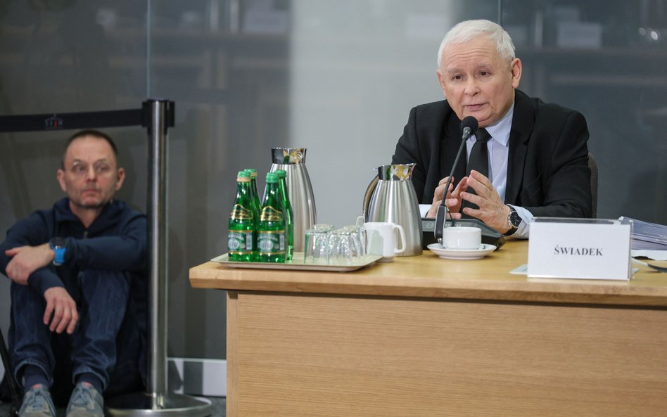 Wezwany na świadka prezes PiS Jarosław Kaczyński (P) podczas posiedzenia komisji śledczej ds. Pegasu