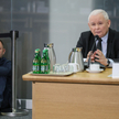 Wezwany na świadka prezes PiS Jarosław Kaczyński (P) podczas posiedzenia komisji śledczej ds. Pegasu