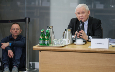 Wezwany na świadka prezes PiS Jarosław Kaczyński (P) podczas posiedzenia komisji śledczej ds. Pegasu