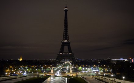 Zgaszone światła na Wieży Eiffla