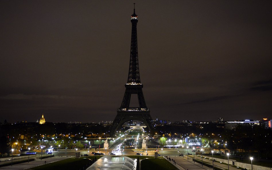 Zgaszone światła na Wieży Eiffla