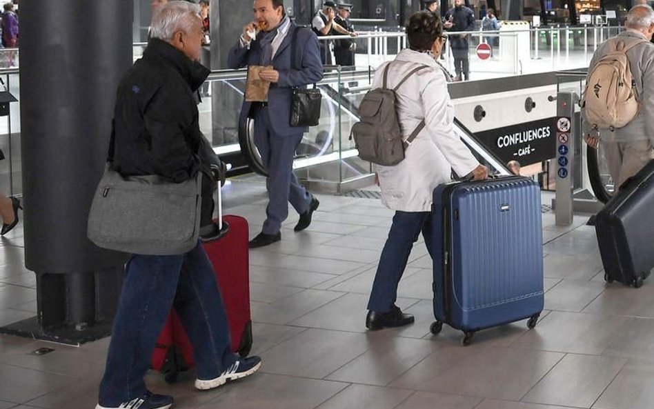 Polacy nie chcą latać raz do roku