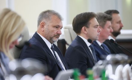 Minister sprawiedliwości Waldemar Żurek (C) podczas posiedzenia rządu w Kancelarii Prezesa Rady Mini