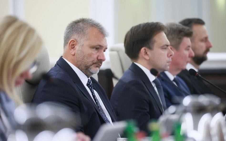Minister sprawiedliwości Waldemar Żurek (C) podczas posiedzenia rządu w Kancelarii Prezesa Rady Mini