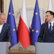 Premier Donald Tusk (L) oraz minister finansów Andrzej Domański (P) podczas konferencji prasowej w K