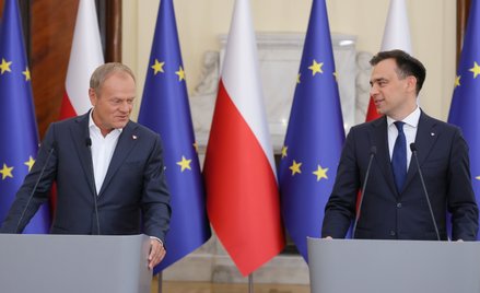 Premier Donald Tusk (L) oraz minister finansów Andrzej Domański (P) podczas konferencji prasowej w K