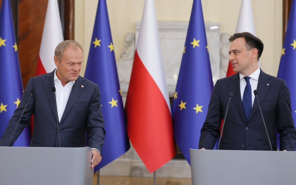 Premier Donald Tusk (L) oraz minister finansów Andrzej Domański (P) podczas konferencji prasowej w K