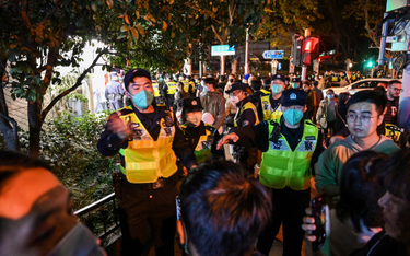 Dziennikarz BBC był bity i kopany przez policję. Relacjonował protesty w Chinach