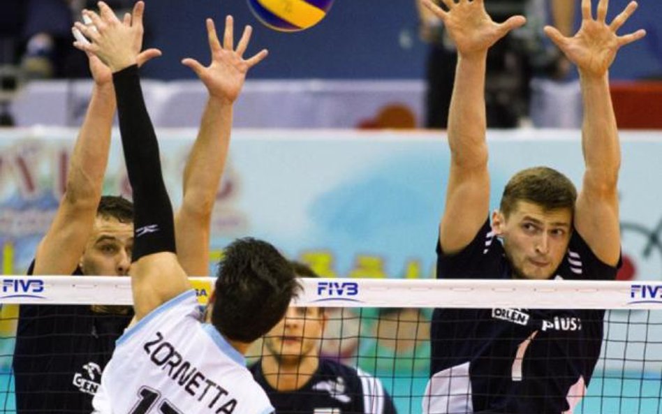 Argentyński atak blokują Fabian Drzyzga i Piotr Nowakowski