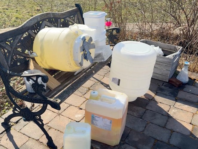 Policjanci przejęli zapasy izopropanolu, denaturatu, acetonu oraz kwasu borowego.