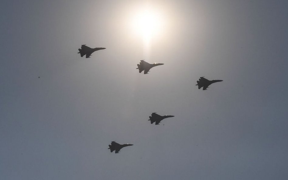 Pokaz sił powietrznych z okazji obchodów 70. rocznicy utworzenia komunistycznej Chińskiej Republiki 