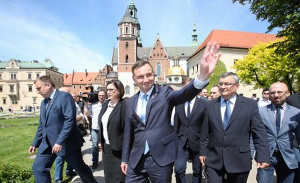 Sondaż: Polacy widzą Dudę na czele PiS