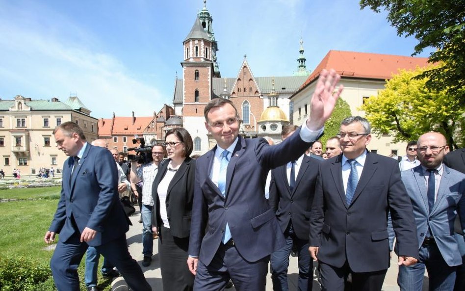 Sondaż: Polacy widzą Dudę na czele PiS