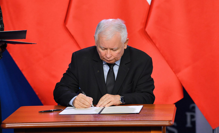 Prezes Prawa i Sprawiedliwości Jarosław Kaczyński podczas podpisania umowy koalicyjnej Zjednoczonej 