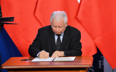 Prezes Prawa i Sprawiedliwości Jarosław Kaczyński podczas podpisania umowy koalicyjnej Zjednoczonej 