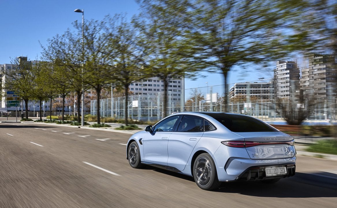 BYD теряет темп в Китае. Рынок электромобилей замедляется, а Geely опережает лидера