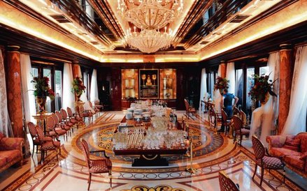 Sala jadalna w rezydencji. Te żyrandole wzbudziłyby zazdrość wielu prezydentów