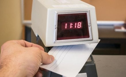 Przy zmianie etatu obowiązuje fikcja w rozliczeniach czasu pracy