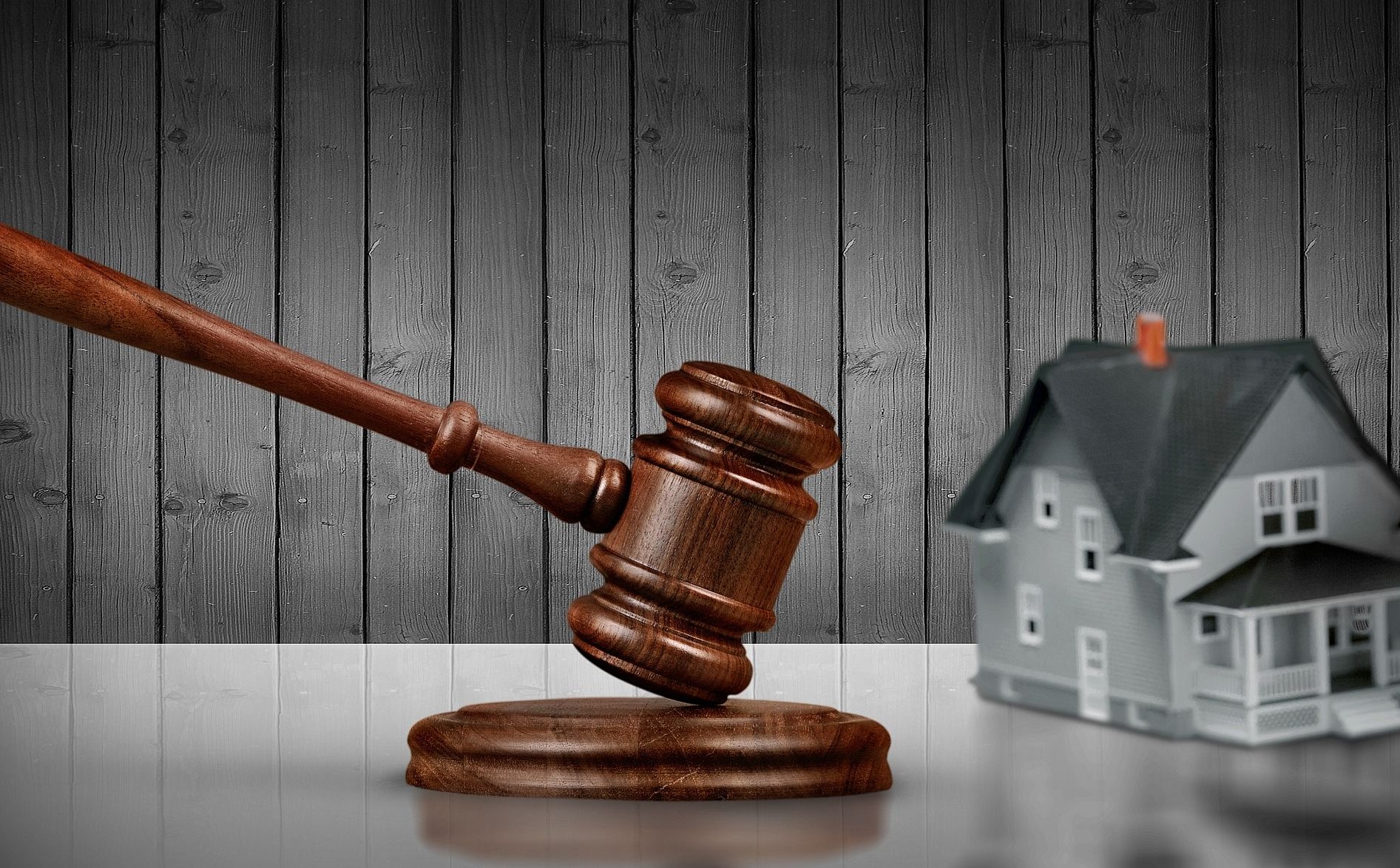 Dlaczego tanio nie zawsze znaczy bezpiecznie? Prawne ryzyka licytacji komorniczych