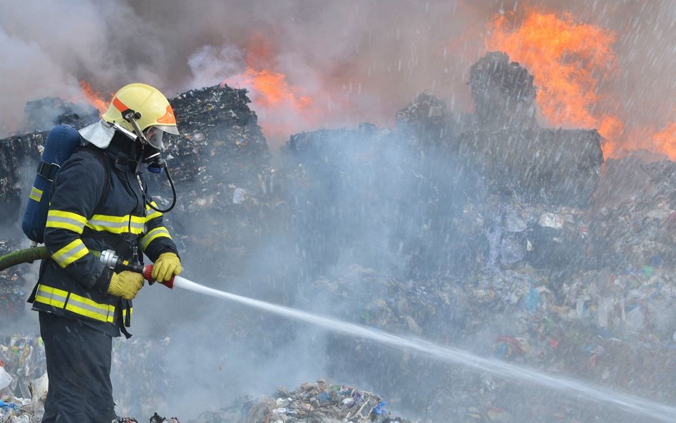 Pożar na największym niezorganizowanym wysypisku śmieci w Europie