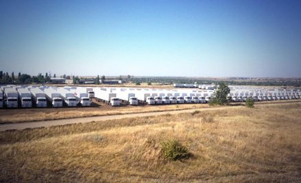 Wiele ciężarówek konwoju jest w śródku pustych