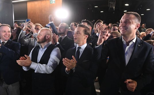 Radość w sztabie wyborczym Konfederacji po ogłoszeniu sondażowych wyników wyborów do Parlamentu Euro