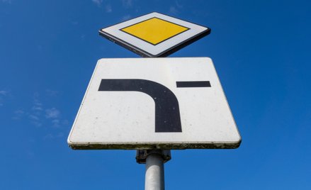 Na skrzyżowaniu z pierwszeństwem łamanym łatwo o błąd, który może okazać się groźny w skutkach.