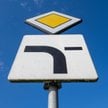 Na skrzyżowaniu z pierwszeństwem łamanym łatwo o błąd, który może okazać się groźny w skutkach.