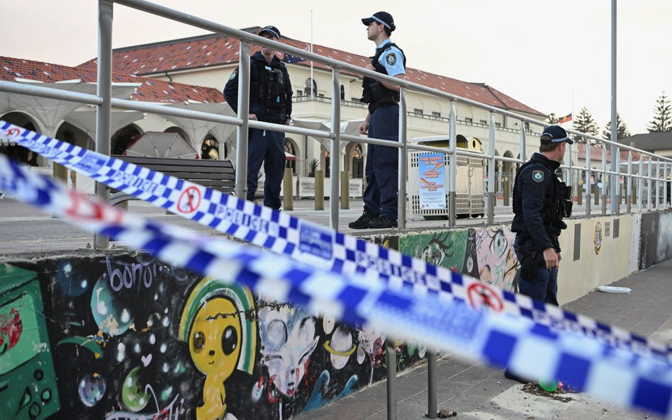 Policjanci na miejscu ataku na plaży Bondi