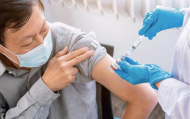 Lekarze prognozują, że zainteresowanie szczepieniami wróci, kiedy liczba zakażeń znów będzie rosła