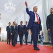 Europejscy przywódcy z tyłu, ale już nie w cieniu. W Białym Domu: Donald Trump i Wołodymyr Zełenski,