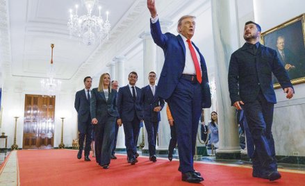 Europejscy przywódcy z tyłu, ale już nie w cieniu. W Białym Domu: Donald Trump i Wołodymyr Zełenski,