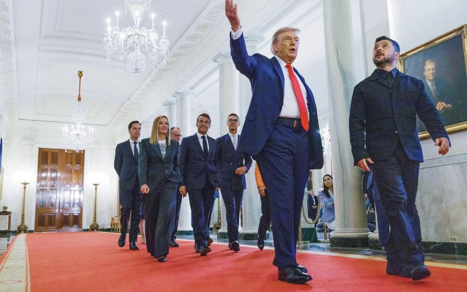Europejscy przywódcy z tyłu, ale już nie w cieniu. W Białym Domu: Donald Trump i Wołodymyr Zełenski,