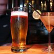 Za sprzedaż lub podawanie alkoholu nieletnim grozić mają surowe sankcje. Łamiący zakaz przedsiębiorc