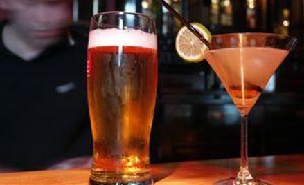 Za sprzedaż lub podawanie alkoholu nieletnim grozić mają surowe sankcje. Łamiący zakaz przedsiębiorc