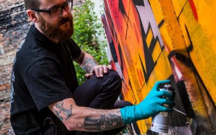 Pokaz tworzenia graffiti na sąsiedniej ulicy Brzeskiej