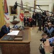 Donald Trump ogłasza wprowadzenie taryf celnych wobec Chin, Kanady i Meksyku